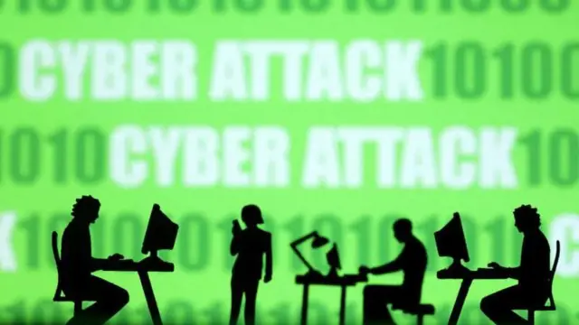 कम्प्युटर र फोन चलाउँदै गरेका मानिसहरूको आकृति, पृष्ठभूमिमा 'साइबर आक्रमण' र ०१ लेखिएको अल्गोरिदम