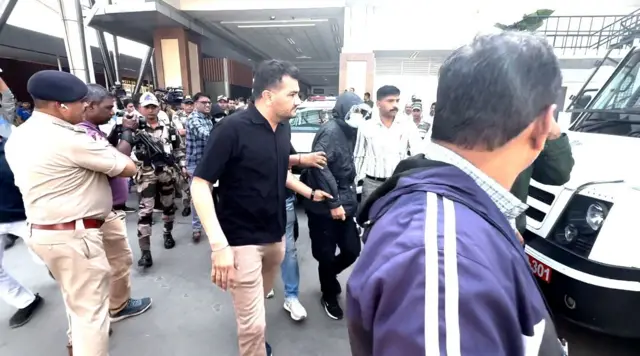 અમેરિકા ઇલિગલ ઇમિગ્રન્ટ્સ, એનઆરઆઈ, ડિપૉર્ટ કરાયેલા લોકો, અમૃતસર એરપોર્ટ ઉપર વિમાન ઉતર્યું, ભગવંત માન, અમેરિકાથી કેટલા ગુજરાતી પરત ફર્યા, બીબીસી ગુજરાતી, બીબીસી ન્યૂઝ