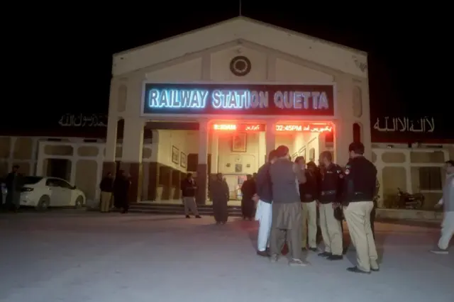 उद्धार गरिएका केही यात्रुहरू क्वेटा रेल्वे स्टेशनमा