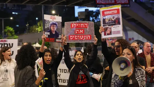 তেল আবিবে জিম্মিদের পরিবারের সদস্যদের বিক্ষোভ