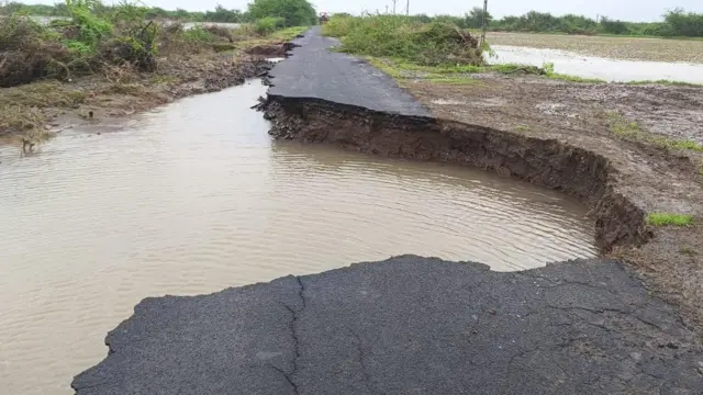 જામનગરમાં રસ્તાઓ ધોવાયા