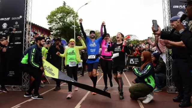 366వ మారథాన్ చివరి అడుగును హ్యూగో తన కుటుంబంతో కలిసి పూర్తి చేశారు