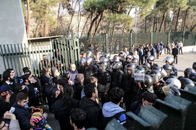 درگیری پلیس با دانشجویان کوی دانشگاه