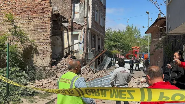 İstanbul Fatih'te metruk bir binada kısmı yıkım sonrası ekipler çalışma yapıyor. Sokak kordon altına alınmış duurmda.