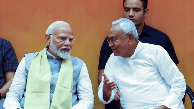 पंतप्रधान नरेंद्र मोदी यांच्यासोबत बिहारचे मुख्यमंत्री नितीश कुमार