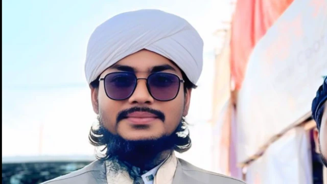 মাথায় সাদা পাগড়ি, চোখে কালো সানগ্লাস ও মুখে দাঁড়িসহ মুফতি সোহরাব হোসেন আশরাফির ছবি