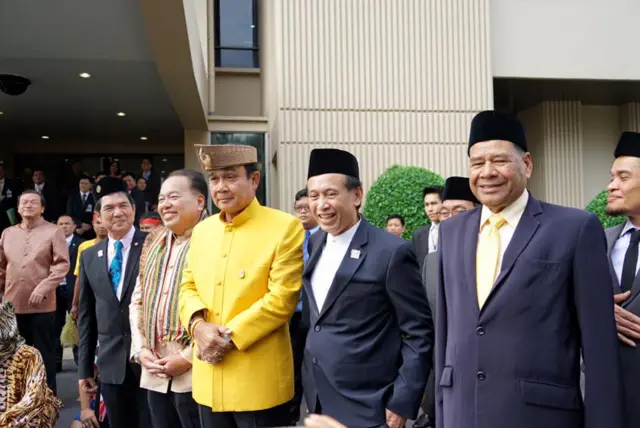 พล.อ. ประยุทธ์ ก็ได้สวมหมวก 2 ใบ เพื่อถ่ายภาพประชาสัมพันธ์การประชุมวิชาการด้านวิทยาศาสตร์ เทคโนโลยี และนวัตกรรมฮาลาล