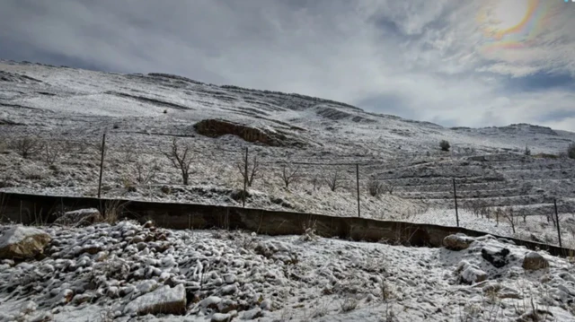 الثلوج تغطي جبل نبي الله يونس في اللاذقية غربي سوريا