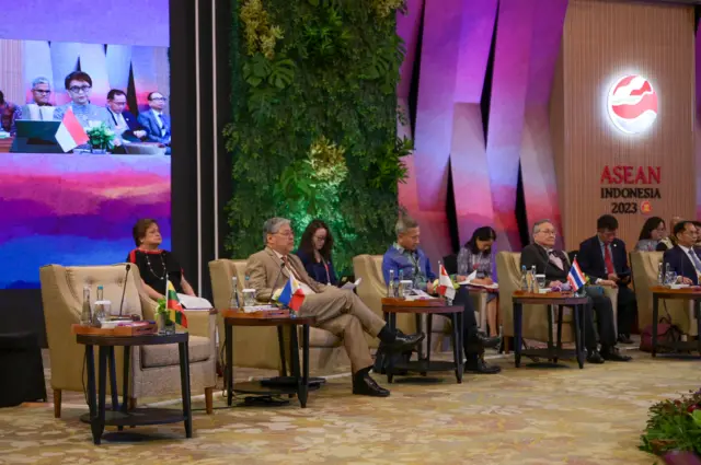 အာဆီယံနိုင်ငံခြားရေးဝန်ကြီးများအစည်းအဝေးမှာ မြန်မာနေရာလစ်လပ်နေစဉ်။ 