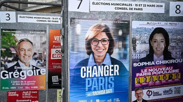 Предвыборные плакаты Грегуара, Дати и Шикиру. На плакате Шикиру от руки приписано "чертовы юдофобы"