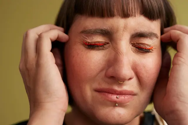 'தன்னிலை அறிதலே என்னை காப்பாற்றியது' – டூரெட்ஸ் குறைபாடு உள்ளவர்கள் அன்றாடம் சந்திக்கும் சவால்கள்