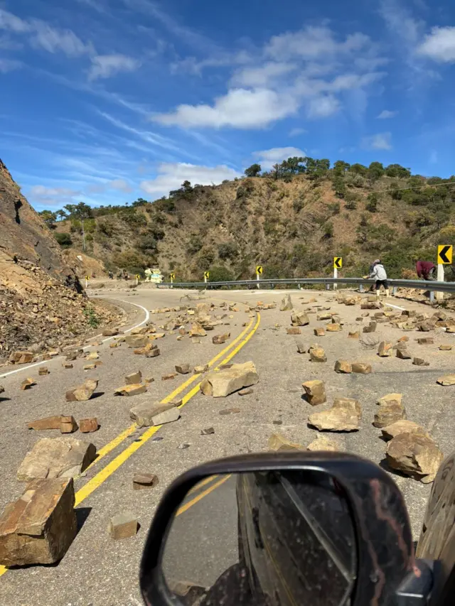 Rodovia cheia de pedras