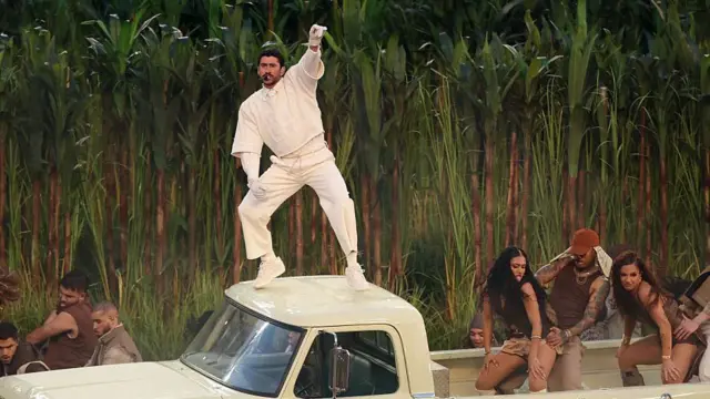 Bad Bunny canta subido al techo de una camioneta blanca durante el show de medio tiempo del Super Bowl