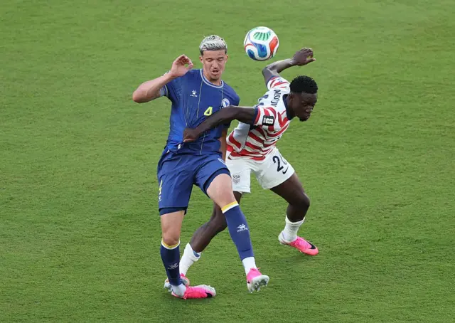 Balogun comete una falta contra Muharemovic
