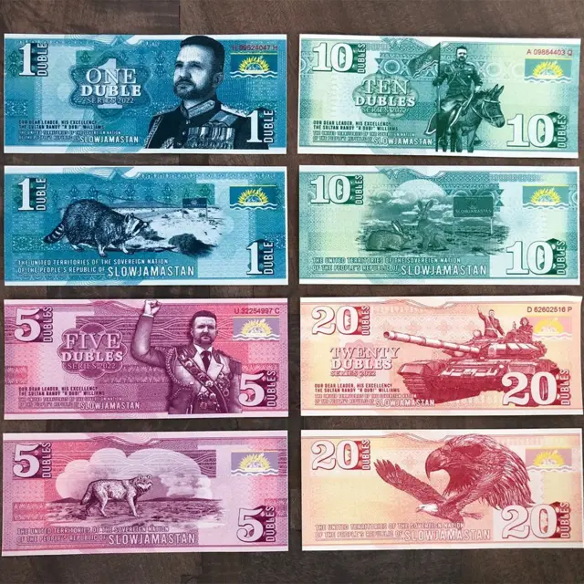 Billetes de Slowjamastan con diferentes colores, diseños y de varias denominaciones. Unos tienen la semblanza del sultán, otro un tanque militar, otro la figura de un águila y otro la figura de un mapache.