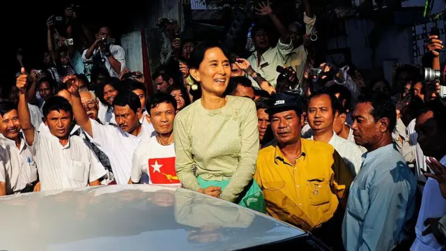 Bà Aung San Suu Kyi tại trụ sở đảng của bà ở Yangon vào ngày 15/11/2010, vài ngày sau khi bà được trả tự do
