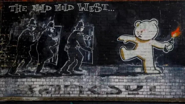 Mural mostra urso de pelúcia jogando coquetel molotov contra policiais