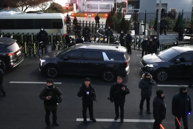 သမ္မတကိုဖမ်းဖို့ရောက်လာတဲ့ အကျင့်ပျက်ခြစားမှု စုံစမ်းစစ်ဆေးရေး (CIO) အဖွဲ့ဝင်တွေ