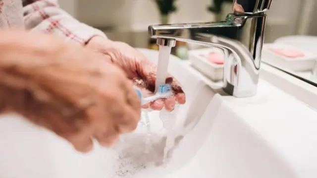 टूथब्रशला खोलीच्या तापमानावर कोरडं होऊ देणं हा जिवाणूंची संख्या कमी करण्याचा सर्वात सोपा मार्ग आहे