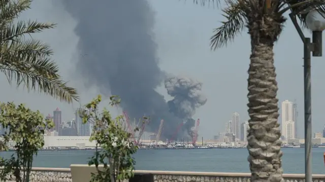 برخاستن دود از بحرین در اثر اصابت موشک‌های جمهوری اسلامی