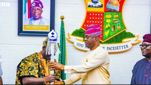 Gomina Makinde n gbe ọpa asẹ fun Alaafin Abimbola Owoade