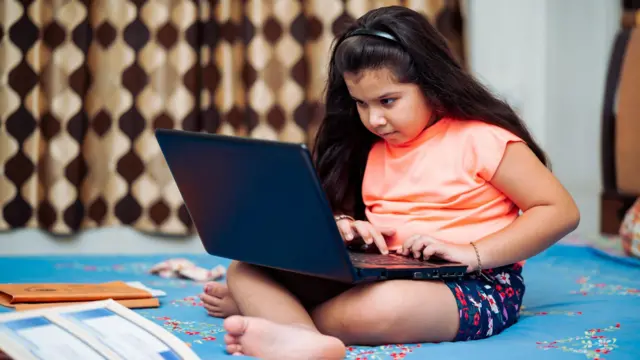 लहान मुलगी मोबाईलवर पाहताना