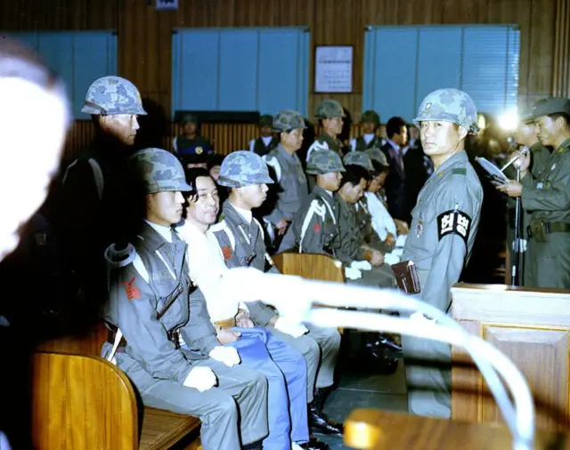 법정에 출석해 군인들에게 둘러싸여 있는 김재규