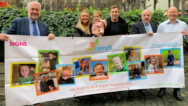 ስድራ ቤት ሮቢንስ ዝያዳ ገንዘብ ንምምእራር ኣብ ዝገበር ቃልሲ ድጋፍ ረኺቦም እዮም