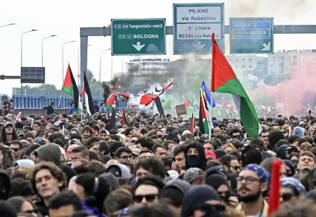 جمعیت معترضان با پرچمهای فلسطین