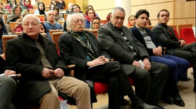 در نشست عمومی زریاب در کنار دولت آبادی نشسته است 