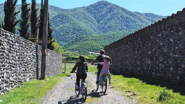 Місцеві жителі - мусульмани-суфії, чиї традиції відрізняються від традицій переважно православного населення Грузії