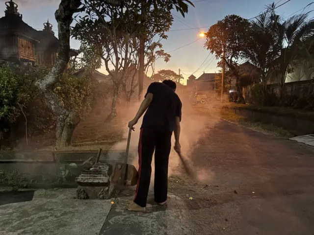 Warga terlihat membakar sampah di Kesiman Kertalangu, Denpasar Timur.