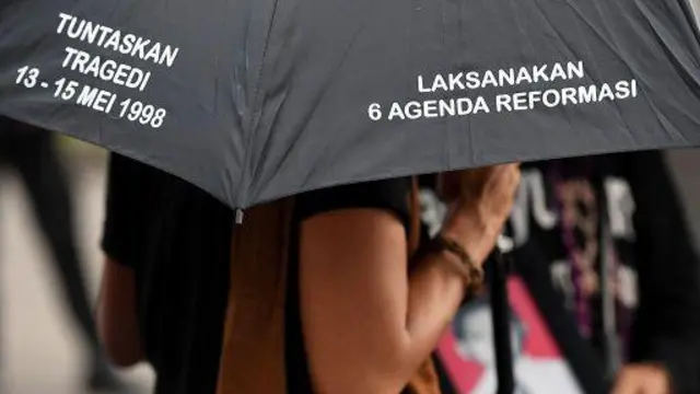 Aktivis HAM menggelar aksi Kamisan di depan Istana Presiden di Jakarta.