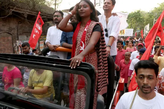 বামপন্থীরা কংগ্রেসের সঙ্গে জোট বেঁধে পশ্চিমবঙ্গের ভোটে নামিয়েছিল দীপ্সিতা ধরের (জিপে শাড়ি পরে দাঁড়িয়ে) মতো একগুচ্ছ তরুণ প্রার্থীকে - ফাইল ছবি