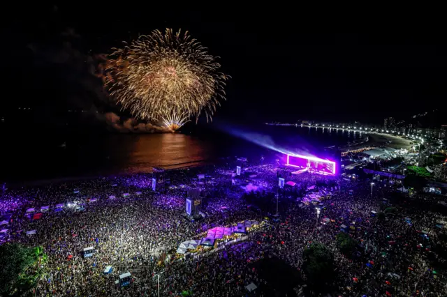 Multidão reunida em Copacabana para show de Shakira