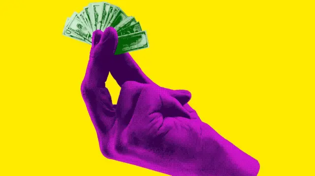 Parlak sarı bir arka plan üzerinde, mor bir el dolar banknotlarından oluşan bir yelpaze tutuyor.
