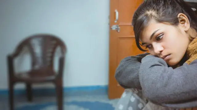 බොහෝ යුවතියන් මෙන් රොෂෙල් ද යුග දිවියට එළඹුණේ දහසකුත් බලාපොරොත්තු පොදි බැඳ ගෙන ය. නමුත්, විවාහ වී වසරකුත් ගත වීමට ප්රථම ඇය මැවූ සිහින බිඳ වැටුණේ ඇය ද නොසිතු අයුරිනි.