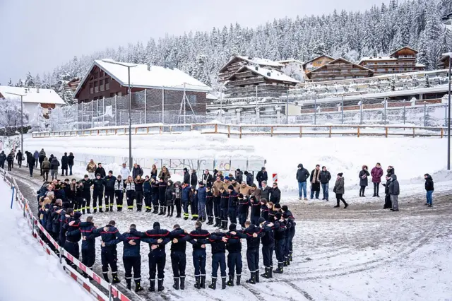 Швейцарские спасатели на месте пожара, 9 января 2026