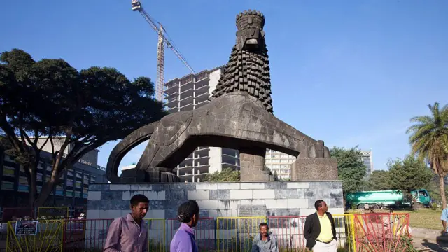 ብሔራዊ ቲአትር አጠገብ የሚገኘው የአንበሳ ሐውልት