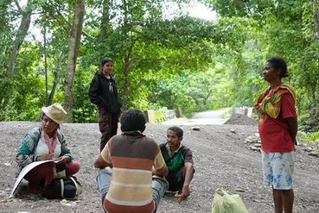 Dalam berkampanye, Mama Aleta tak hanya ke rumah-rumah warga, tapi siapa pun yang ditemui di jalan akan didatangi. 