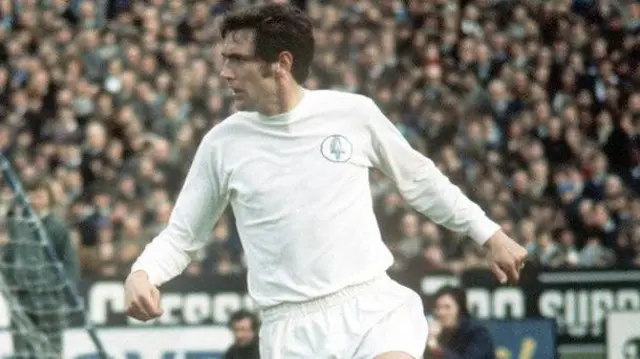 لیدز اخیراً جایگاه جنوبی ورزشگاه‎‌اش را به نام نورمن هانتر تغییر نام داده است