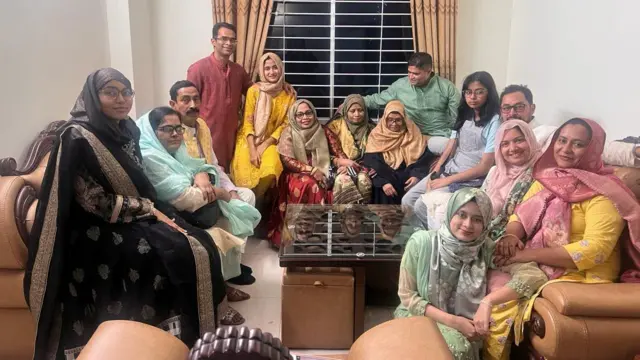 স্ত্রী, সন্তান ও স্বজনদের সঙ্গে সৈয়দ মোবারক হোসেনের পারিবারিক ছবি