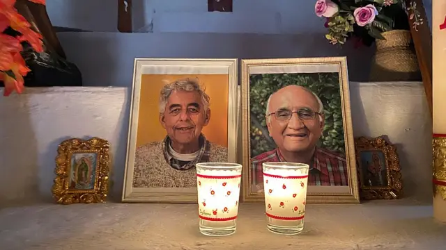 Altar con fotos de los padres Joaquín Mora y Javier Campos y velas encendidas