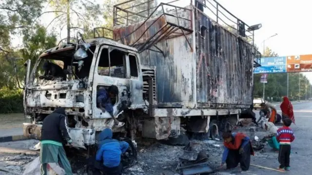 இது புஷ்ரா பீபி பயணித்த லாரியின் படம்