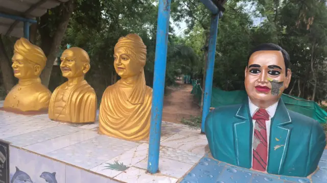 దెబ్బతిన్న విగ్రహం