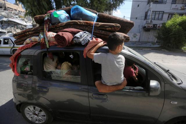 Carro cheio, com criança sentada na janela 