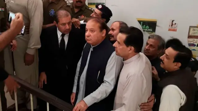 11 ऑक्टोबर 2019 ला पाकिस्तानचे माजी पंतप्रधान नवाज शरीफ लाहोरच्या नॅब न्यायालयात हजर झाले होते.