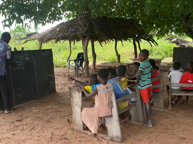 Some pupils dey study under tree for Ghana