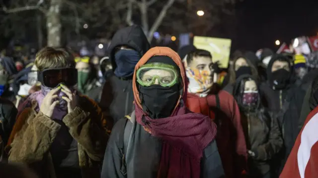 протестующие