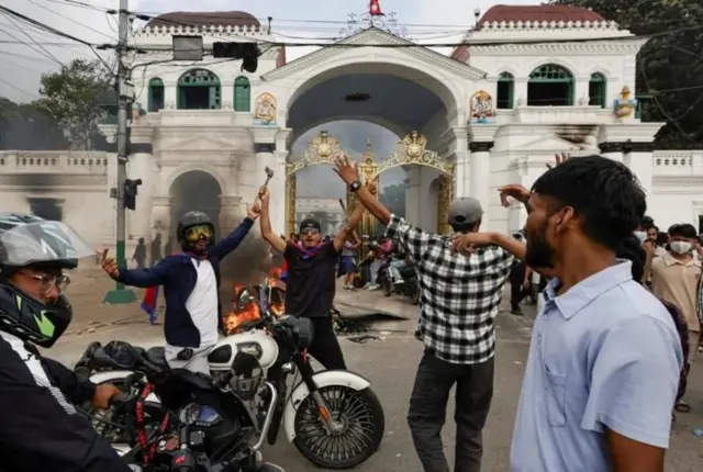 भदौ २४ मा जेन जी आन्दोलन उत्कर्षमा पुगेपछि सिंहदरबारबाहिर भेला भएका र भित्र छिर्न लाग्दै गरेका प्रदर्शनकारीहरू